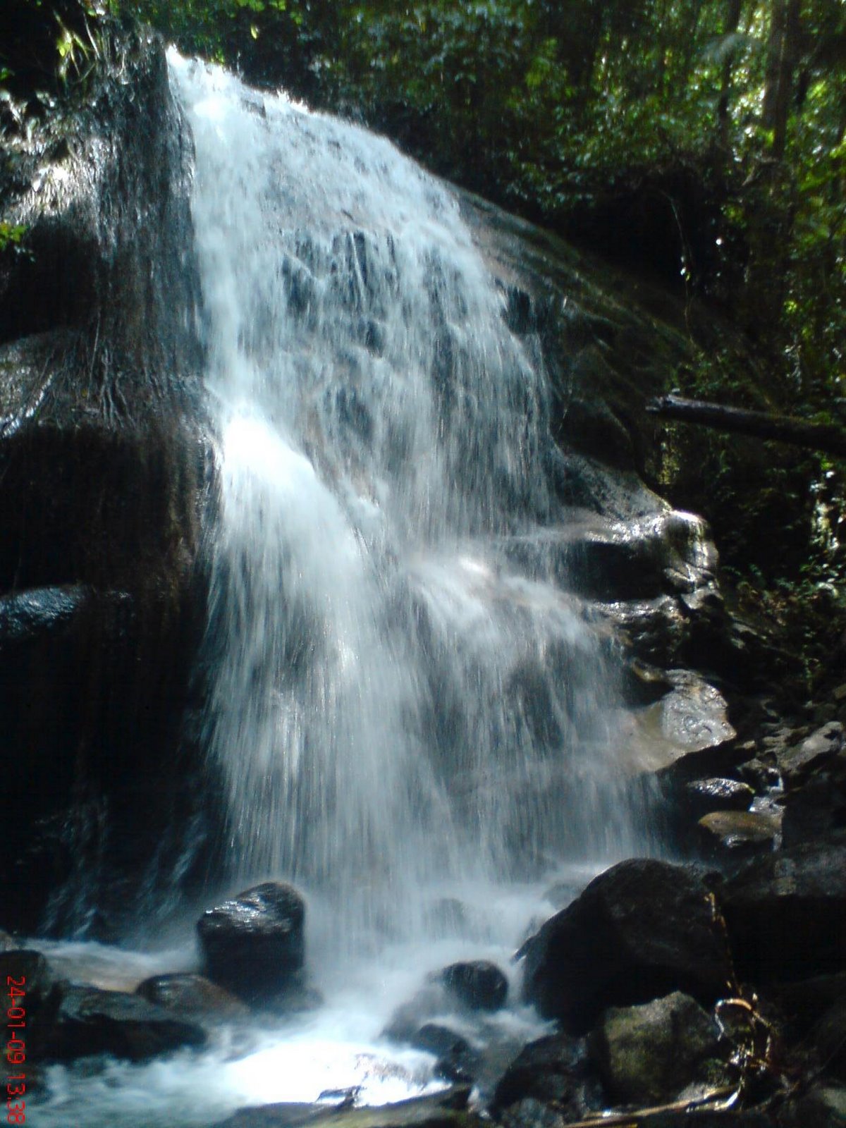 Pemandangan air terjun bertingkat yang cantik dan dikelilingi hijau hutan di Selangor.