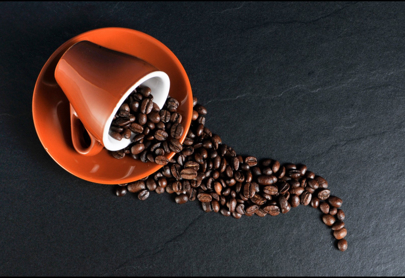 Cawan kopi hitam panas sedang dimasak, berkaitan artikel keburukan minum kopi.