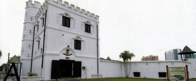 Bangunan Fort Margherita yang berwarna putih