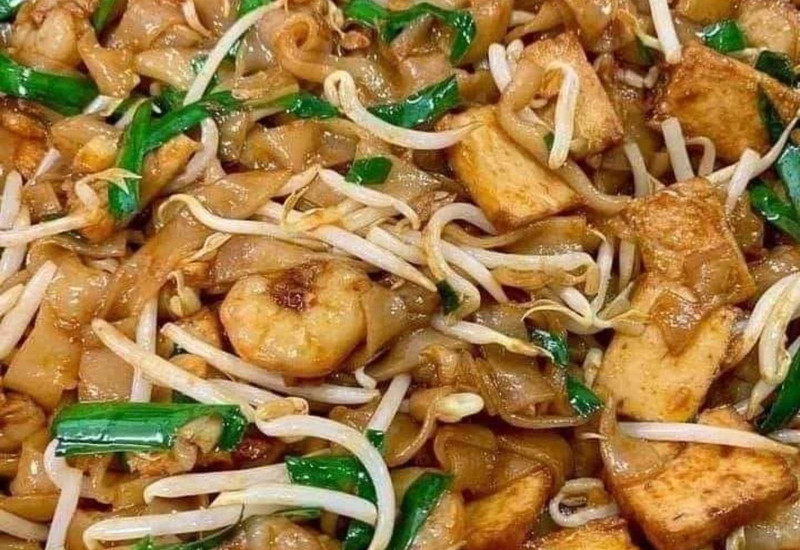 Kuey teow goreng bersama taugeh dan udang
