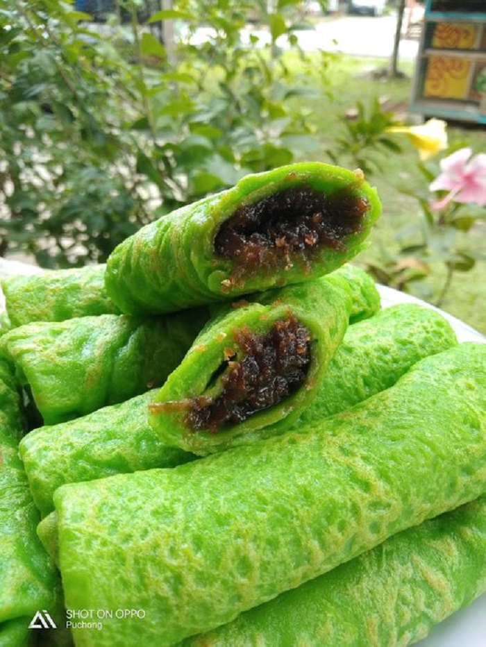 Kuih ketayap dengan inti kelapa
