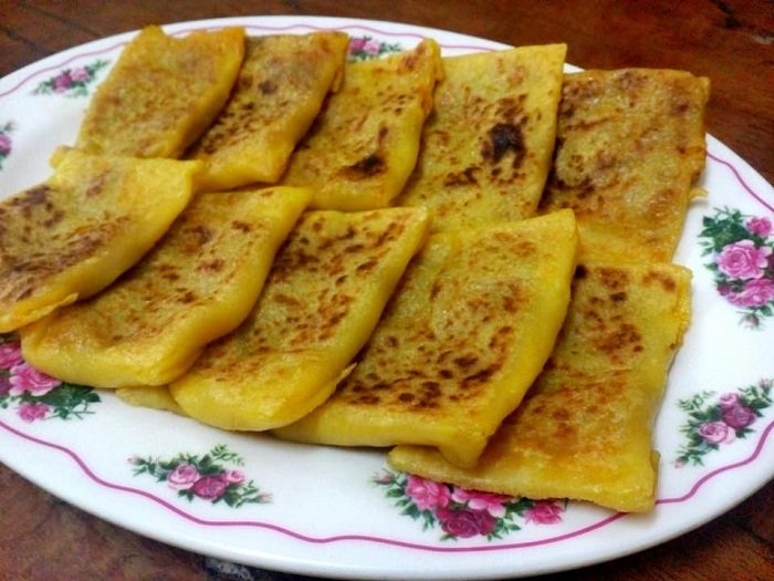 Gambar kuih ropa atau kuih lipat Terengganu yang telah siap digoreng dan dipotong