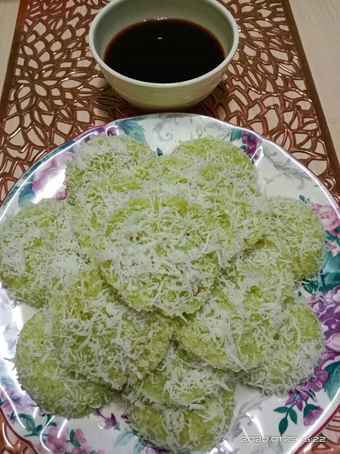 Kuih lopes dengan kelapa parut