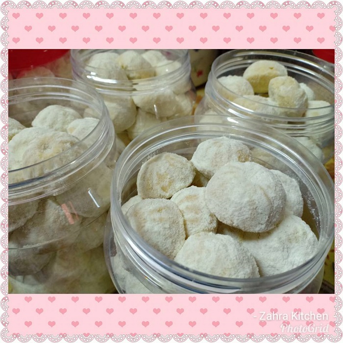 Sebekas kuih makmur berbentuk bebola disalut gula aising diletakkan di atas pinggan