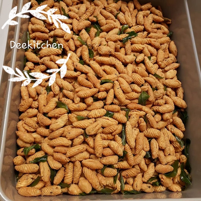 Gambar kuih siput tradisional yang berempah dan rangup dalam bekas
