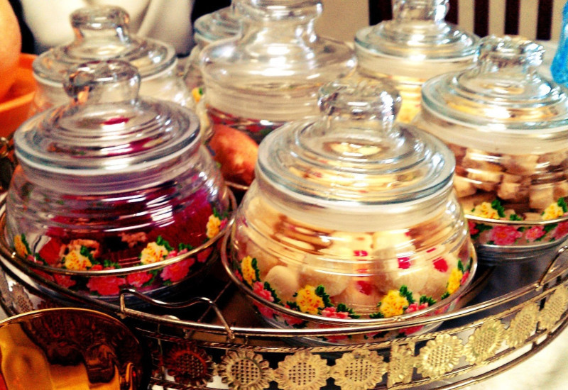 Pelbagai kuih raya dalam balang kaca
