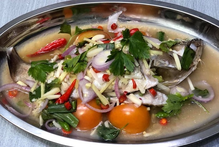 Ikan kerapu kukus siap dihidang