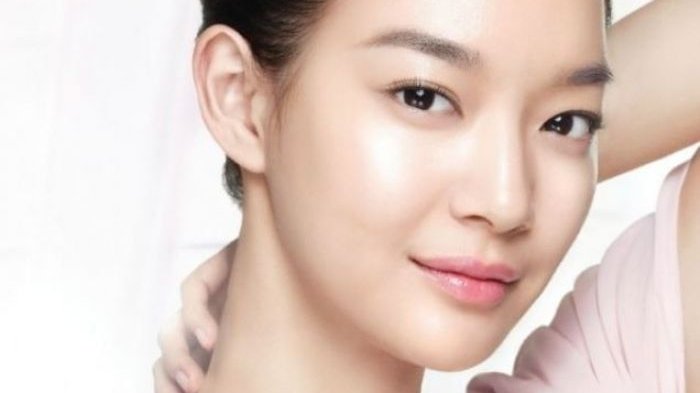 Gambar pelbagai produk penjagaan kulit untuk rutin 10 langkah ala Korea.