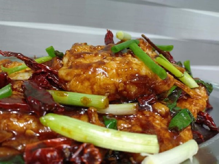 Kung Pao ikan sutchi dengan cili dan kacang mete