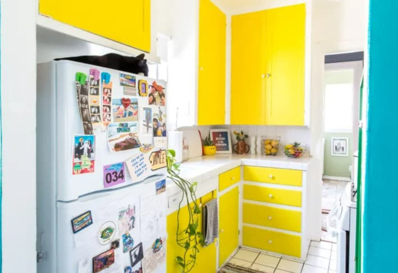 Dapur kecil dengan tema warna kuning yang ceria