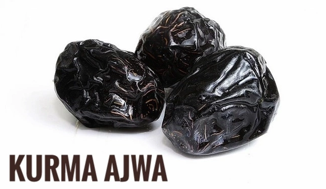 Gambar buah kurma Ajwa berwarna hitam yang terkenal dari Madinah.