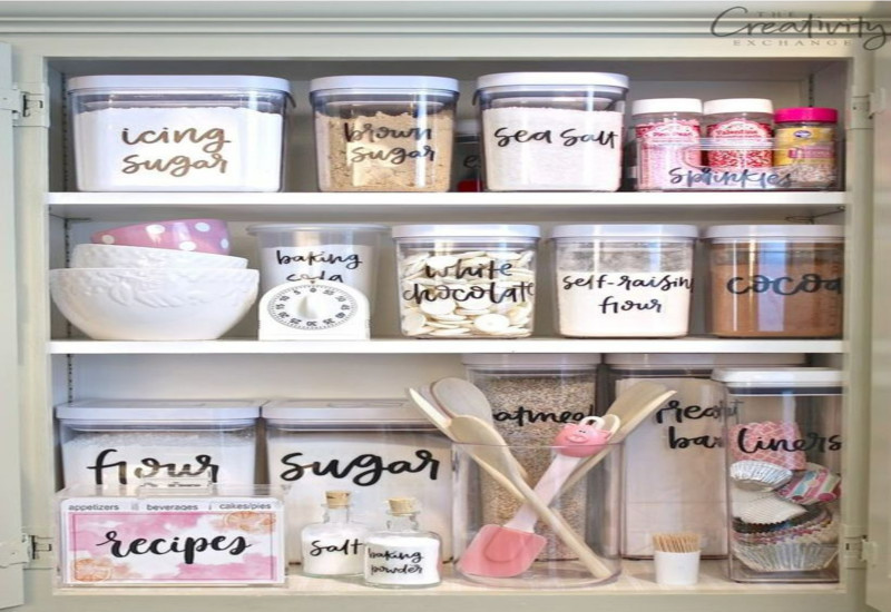 Bekas penyimpanan bersama label stiker di dapur