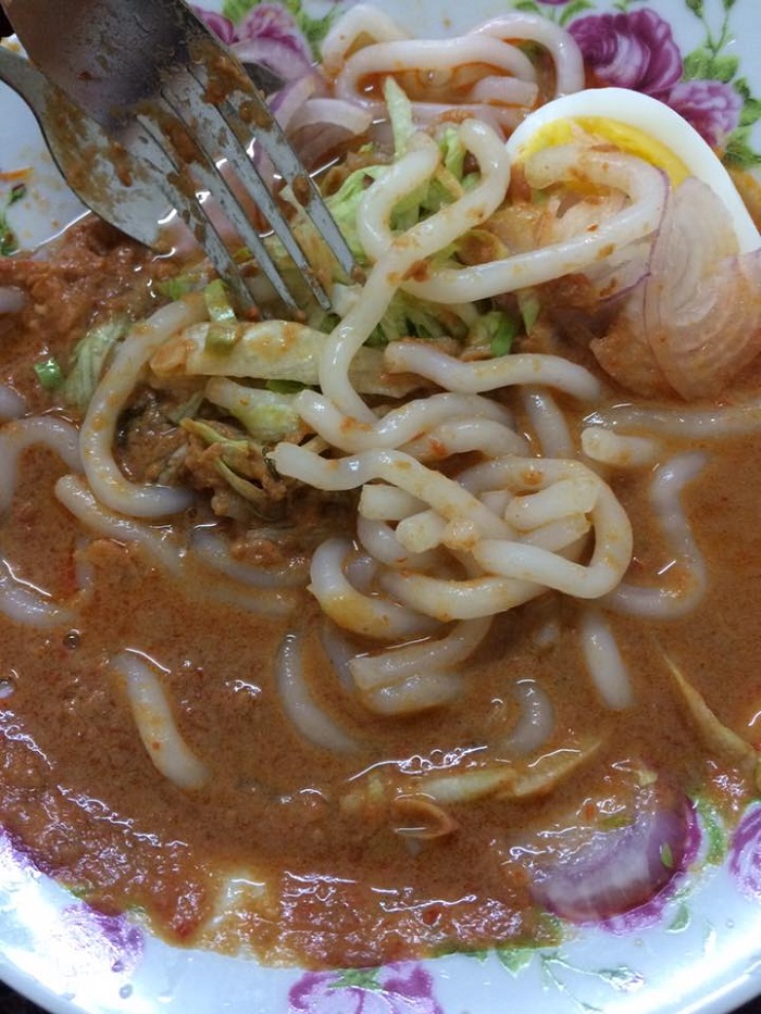 Sepinggan laksa utara dengan kuah pekat, ulaman timun, telur rebus dan limau kasturi.