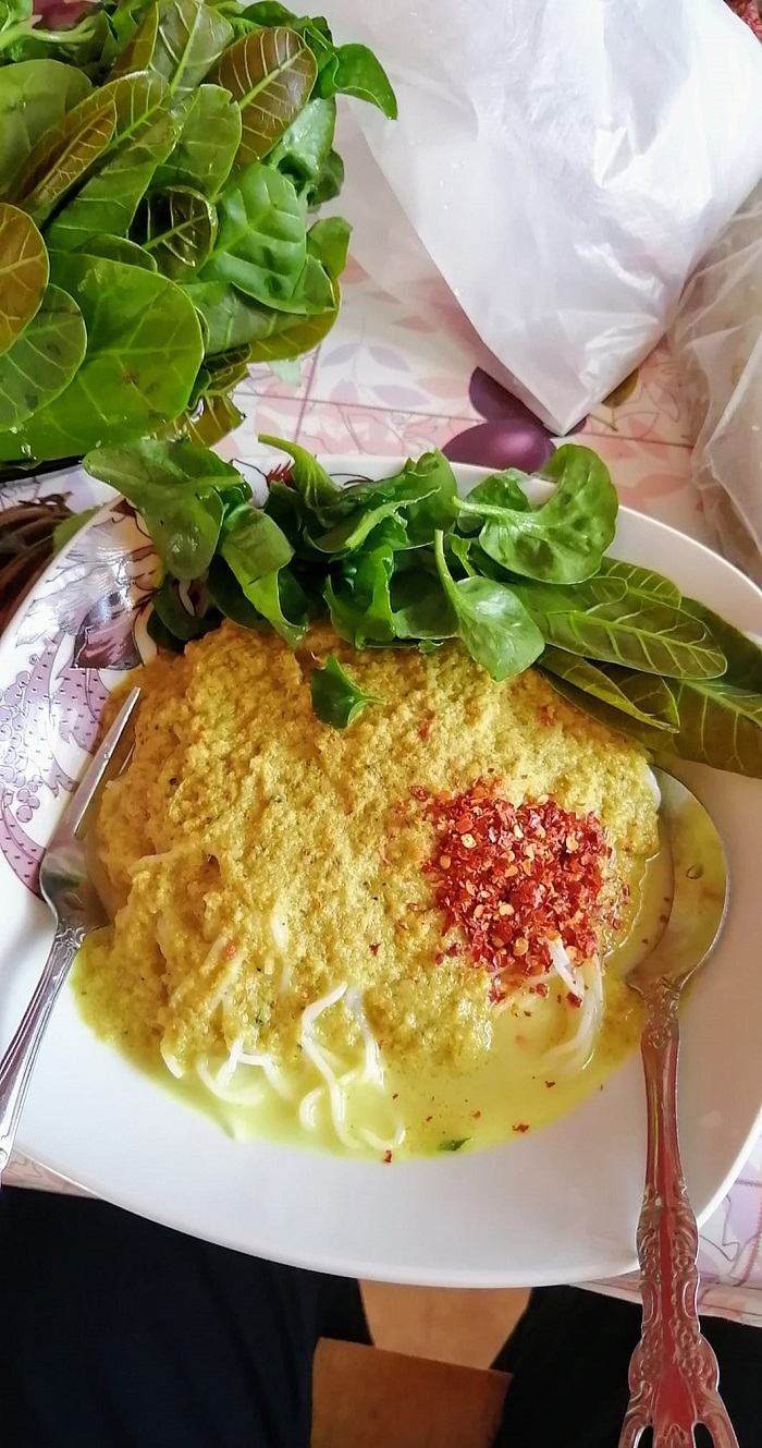 Seminggan laksa siam dengan kuah lemak dan ulam segar di dalam pinggan