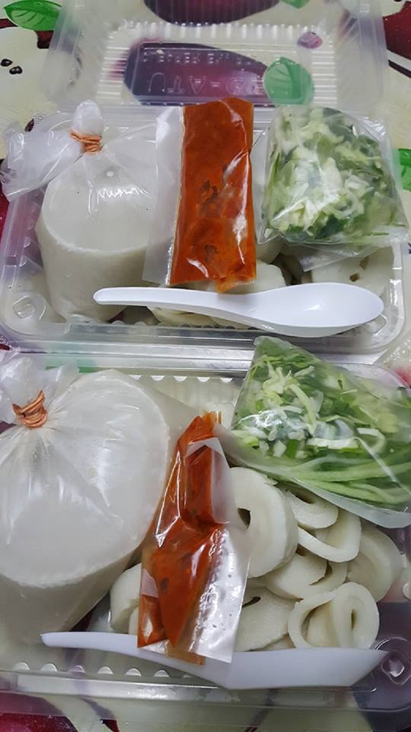 Sepinggan Laksam Kelantan dengan kuah putih dan ulam-ulaman