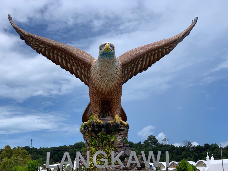 Pemandangan laut dan pantai percutian menarik di Pulau Langkawi Kedah