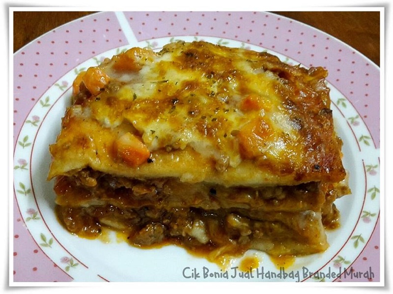 Lasagna roti yang dibakar dengan topping keju mozarella yang meleleh dan keemasan.