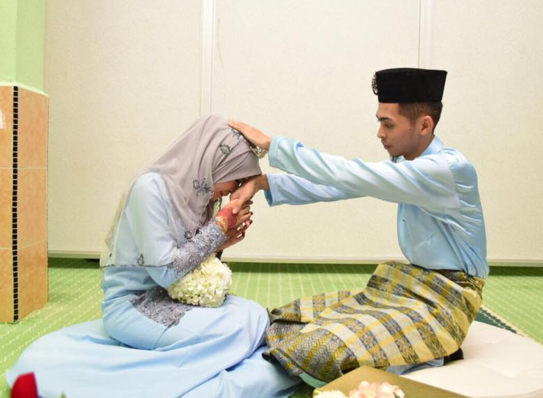Ilustrasi pasangan Melayu berpakaian santun dengan latar belakang hijau.