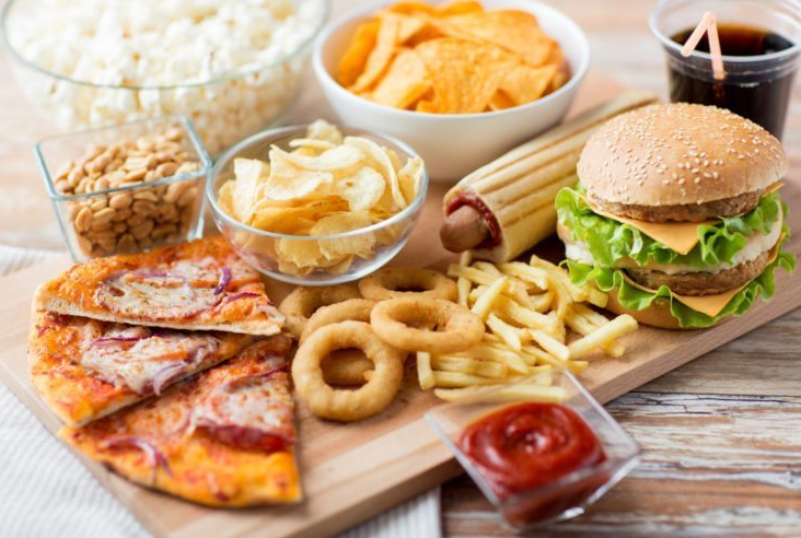 Ilustrasi makanan tinggi lemak tepu seperti burger, kentang goreng dan mentega yang perlu dihadkan pengambilannya.