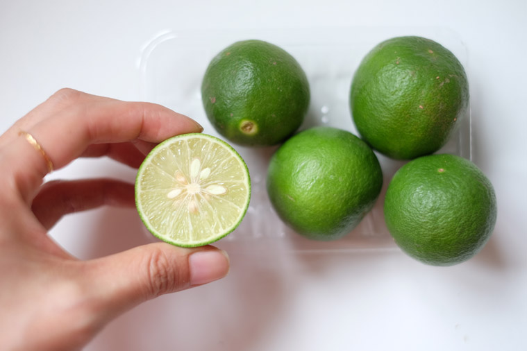 Buah limau nipis dipotong untuk dijadikan jus semut