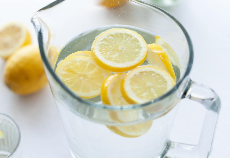 Buah lemon segar berwarna kuning terang yang dipotong separuh