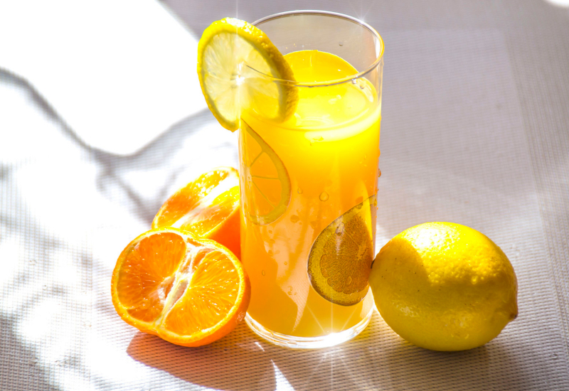 Buah lemon segar dipotong dua