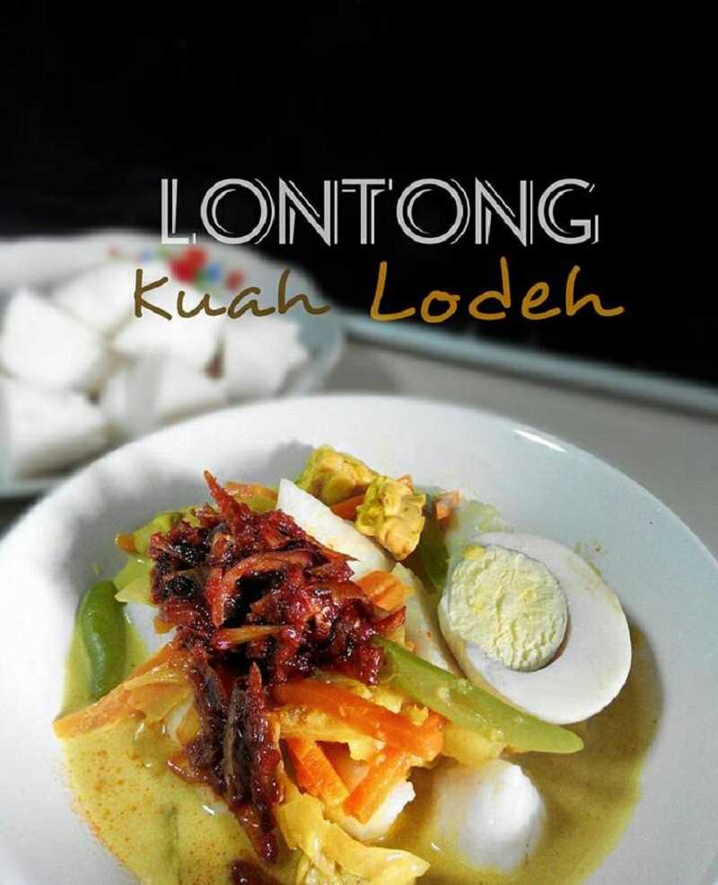 Hidangan lontong dan kuah lodeh dengan nasi impit, telur rebus dan tempe goreng.