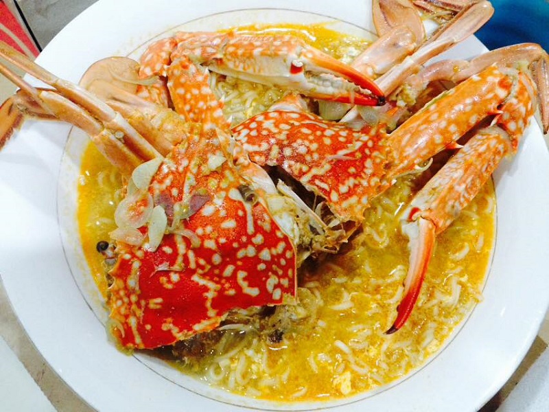 Sebatang mangkuk mi goreng ketam yang kelihatan sedap dan bersih