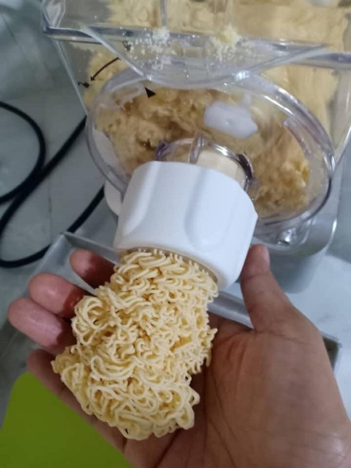 Mee buatan sendiri kuning dengan rambutan hiasan