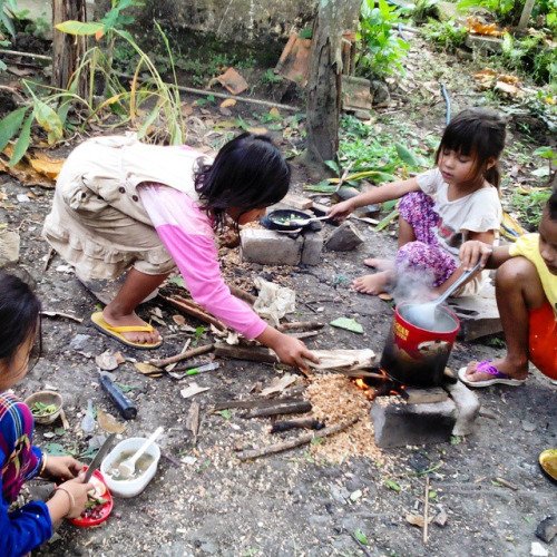 Ibu dan anak kecil memasak bersama di dapur