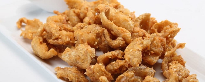 Gambar sepinggan kulit ayam goreng yang rangup menyebabkan risiko kesihatan
