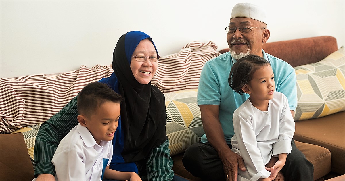 Gambar keluarga Melayu duduk bersama ibu bapa tua, melambangkan tanggungjawab menjaga mereka di usia lanjut.