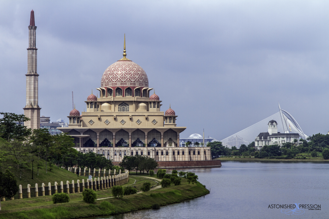 Pemandangan bangunan dan tasik di Putrajaya