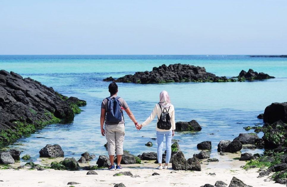 Pasangan suami isteri berbulan madu menghayati manfaat honeymoon
