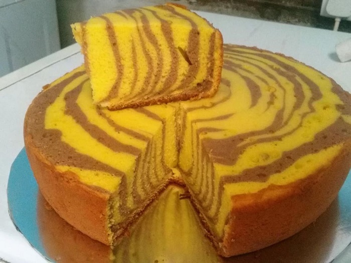 Kek marmar rasa durian dengan corak corak marmar