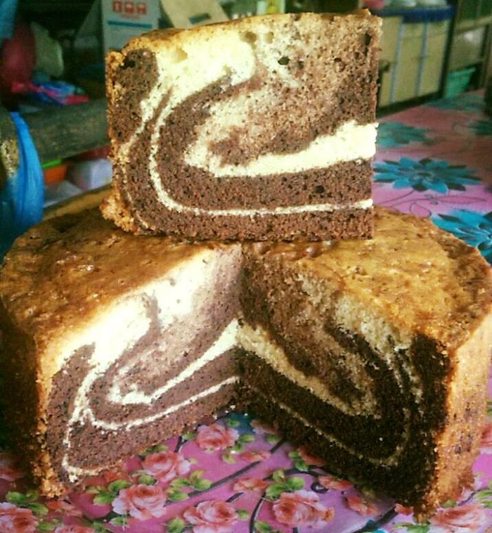 Hirisan kek marmar dengan corak marmar coklat dan vanila