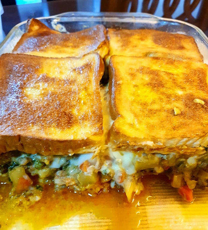 Murtabak roti berisi daging dan keju