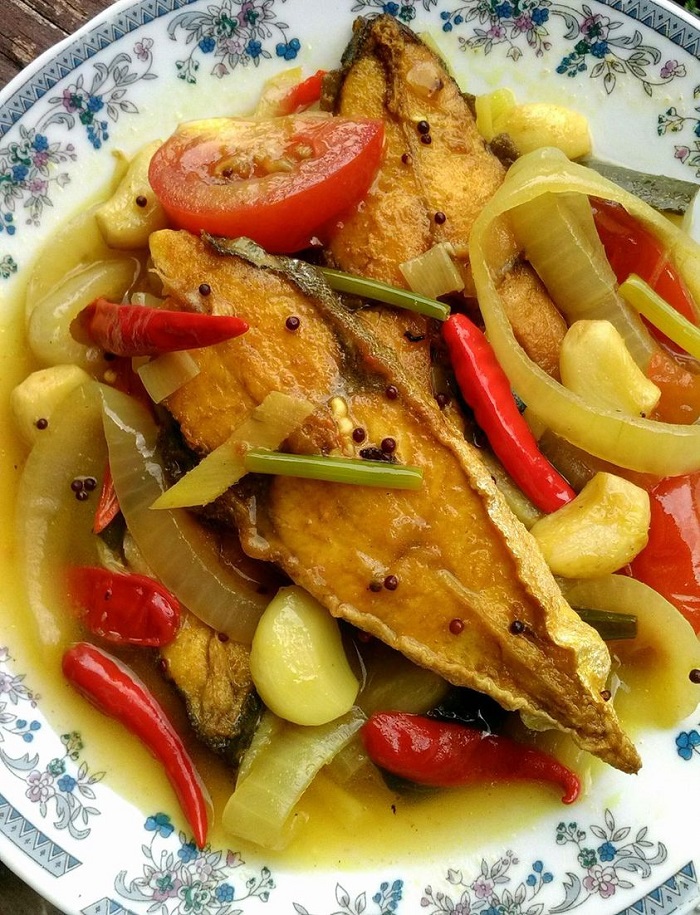 Ikan nyoknyok masak cuka dengan rempah dan cili