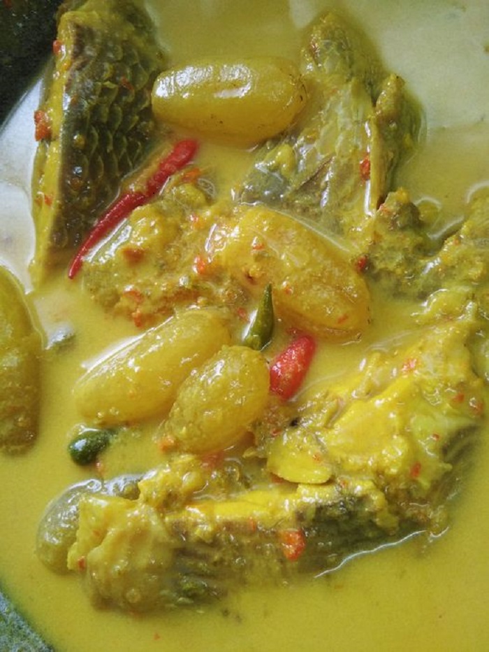 Ikan talapia masak lemak dengan belimbing buluh