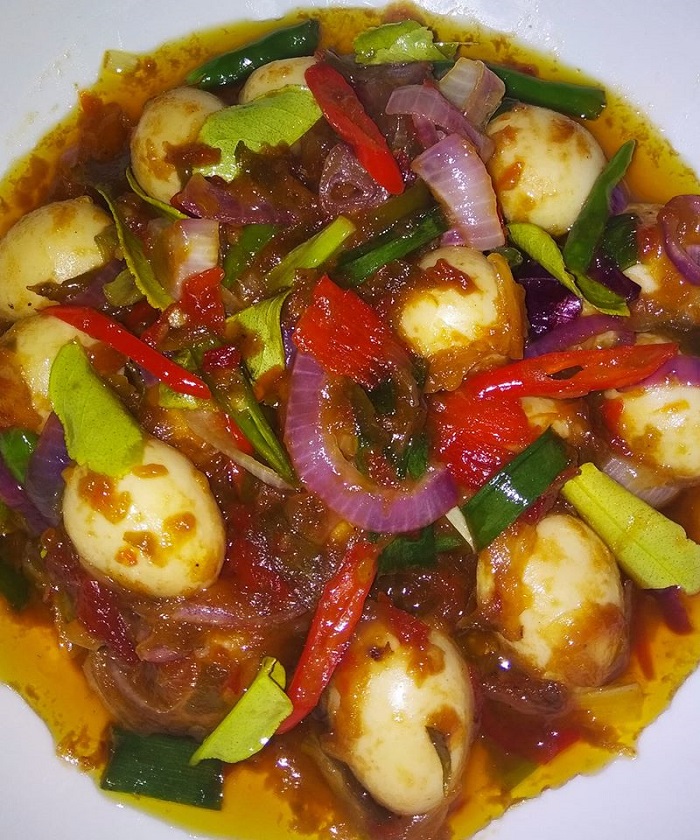 Telur burung masak Thai yang pedas dan kunyit