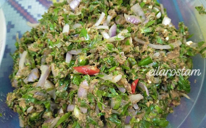 Kerabu daun pucuk janggus dan sardin di dalam pinggan, masakan kampung yang sedap