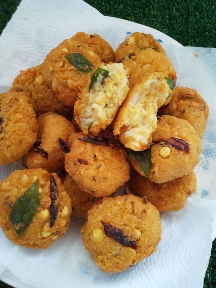 Gambar masalodeh, kudapan goreng berbahan kacang parpu yang berwarna coklat keemasan.