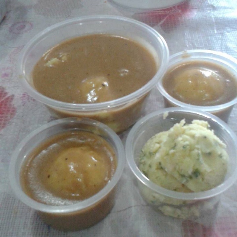 Hidangan mashed potato lembut dengan sos gravy dalam mangkuk.