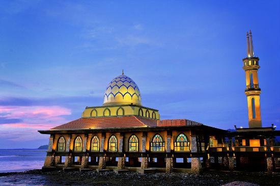 Masjid Al-Hussain yang cantik terapung di atas air