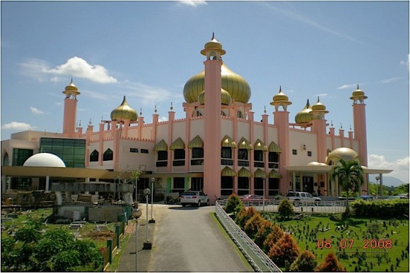 Pandangan luar Masjid Bandaraya Kuching