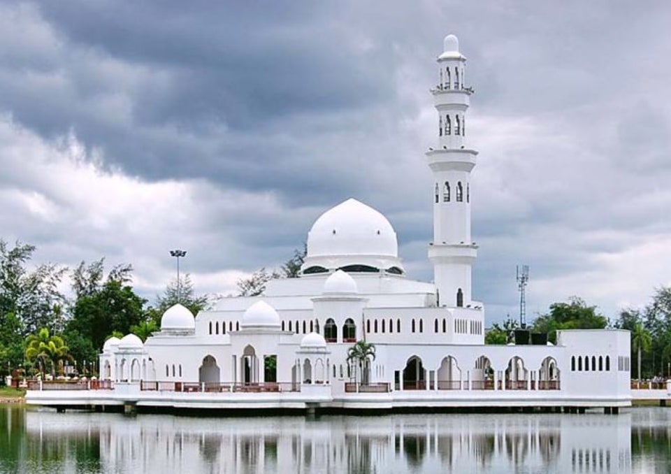 Landskap tempat menarik di Kuala Terengganu termasuk Masjid Kristal dan Jambatan Angkat