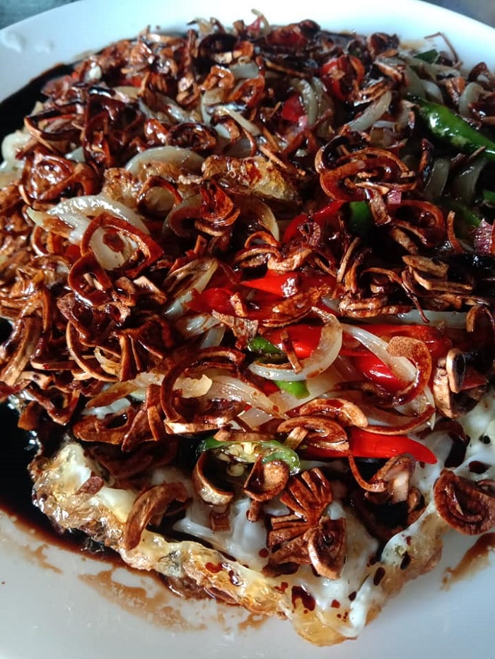 Telur mata bawang yang digoreng dan kuning