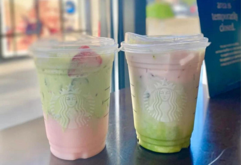 Matcha Strawberry dengan lapisan hijau dan merah jambu