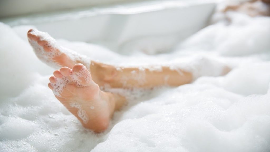Wanita sedang mandi buih relax