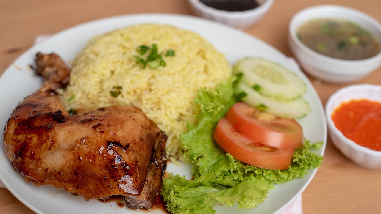 Sepinggan nasi ayam dengan hiasan timun dan sambal kicap